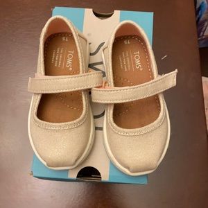 TOMS Rose Gold Mary Jane Toddler Girl size 6, barely worn